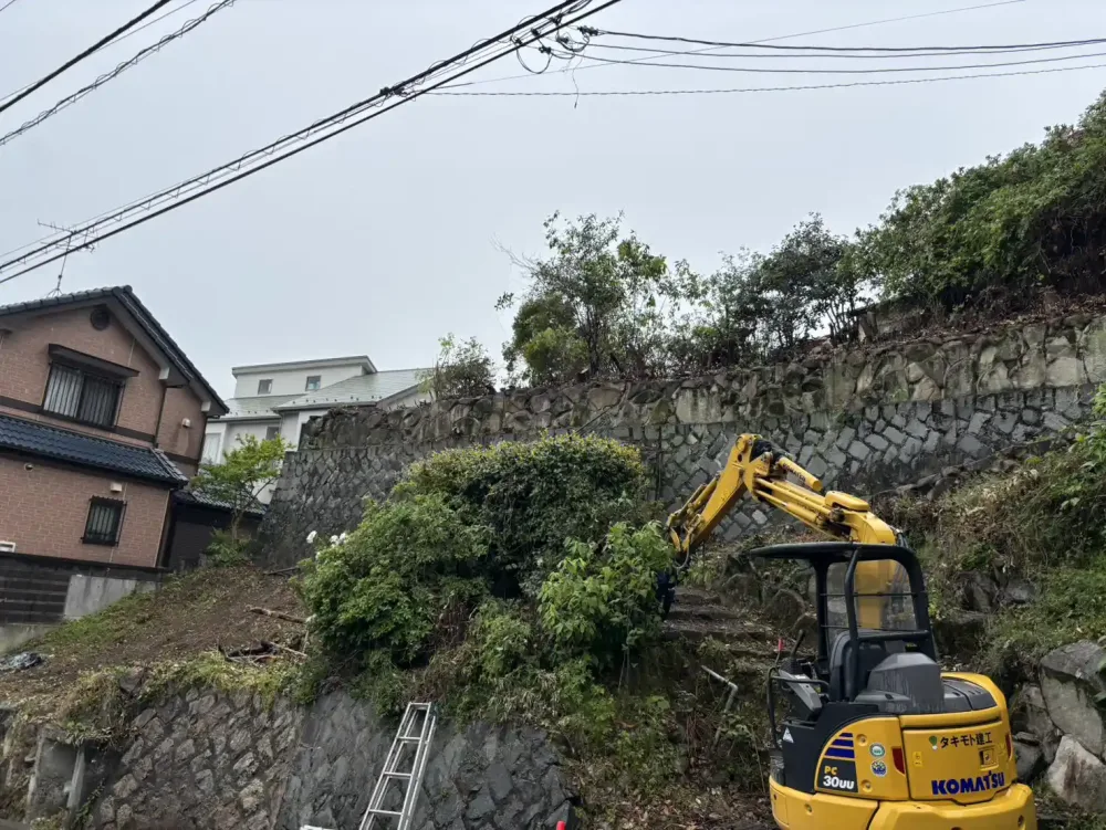 道路規制をかけ高所作業車で上から切り落とす特殊伐採の作業中